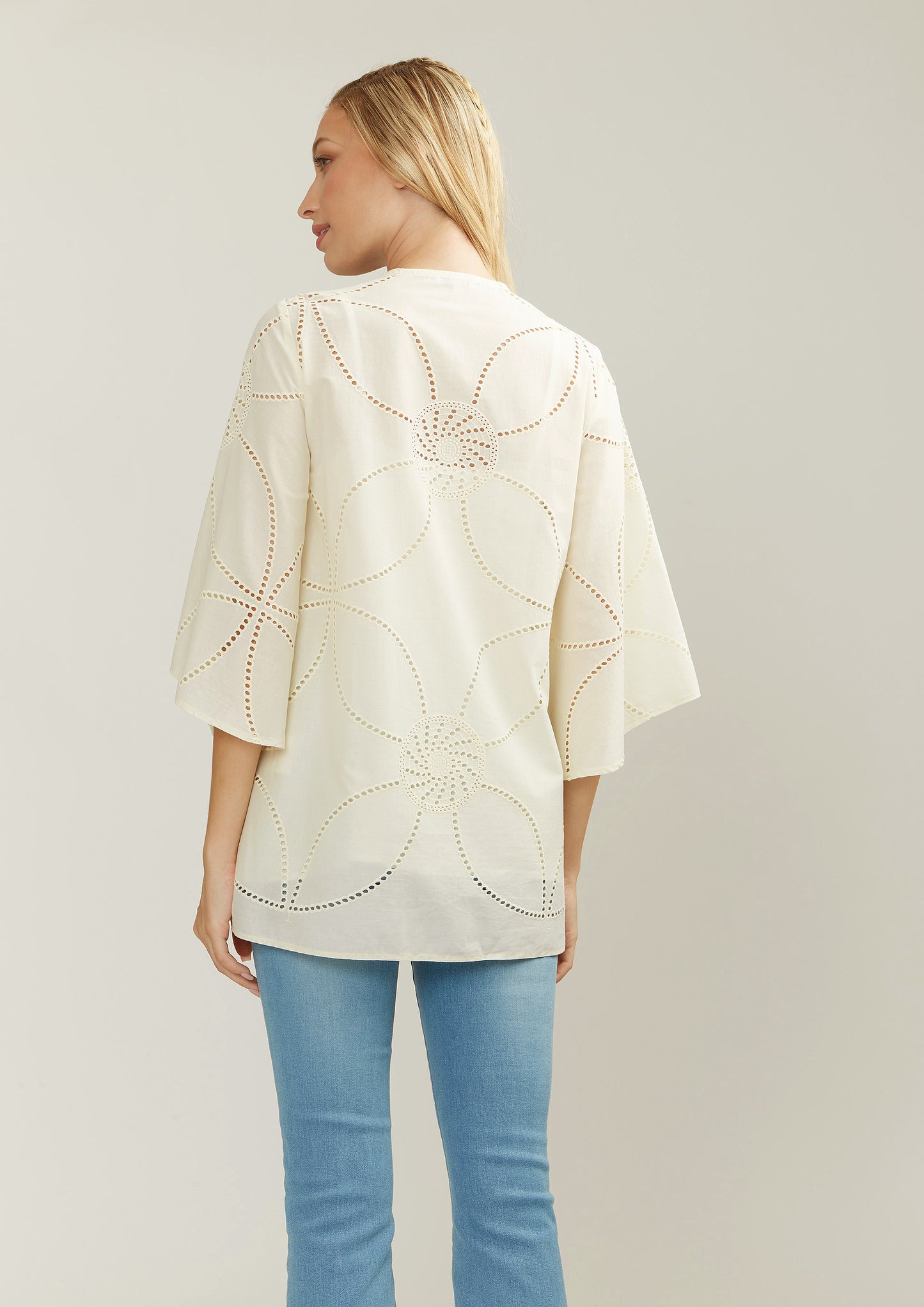 Blusa ALBA CONDE crudo bordado troquelado