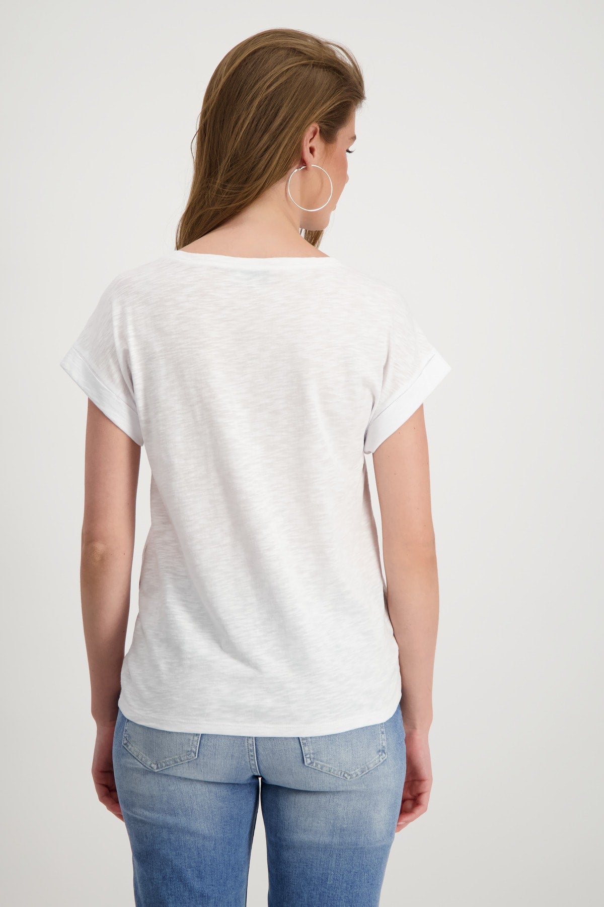 Camiseta MONARI con escritura decorativa